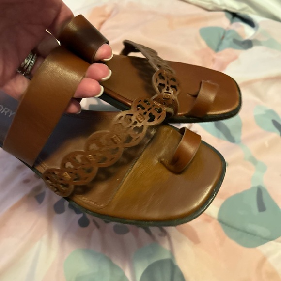TORY BURCH logo leather sandals. - Picture 12 of 15